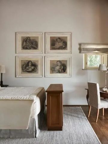 Helles Schlafzimmer mit Kunstwerken und Schreibbereich im Hotel