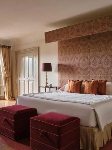 Luxuriöses Schlafzimmer in warmen Tönen mit Doppelbett und Balkonzugang