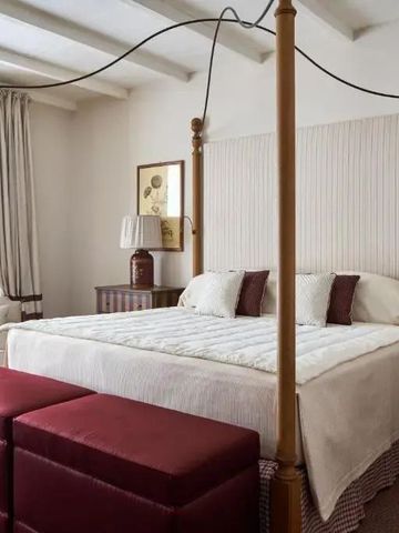 Luxuriöses Schlafzimmer mit Himmelbett und eleganter Einrichtung.