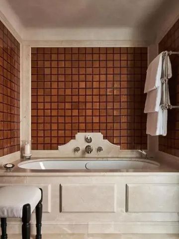 Stilvolles Badezimmer mit Marmorbadewanne und dekorativer Fliesengestaltung.