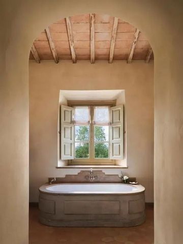 Helles Badezimmer mit freistehender Badewanne und rustikalem Charme.