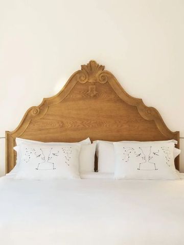 Luxuriöses Hotelzimmer mit exquisitem Holzbett und eleganten Details