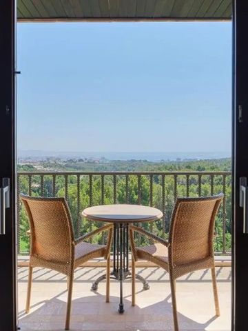 Privater Balkon mit malerischem Blick auf die Küste und das Meer