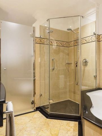 Elegantes Badezimmer mit moderner Dusche und Badewanne