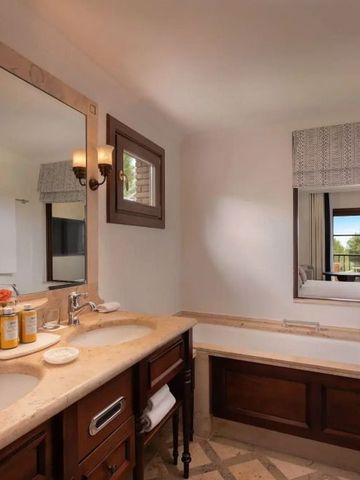 Geräumiges Badezimmer mit Doppelwaschbecken und luxuriöser Badewanne