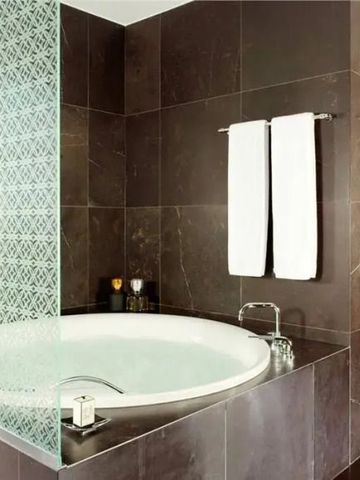Luxuriöses Badezimmer mit runder Badewanne in elegantem Design