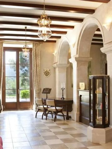 Stilvolle Hotellobby mit klassischen Möbeln und Holzbalken