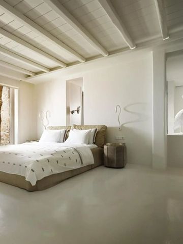 Geräumige Suite mit modernem Design und Steinwandakzent