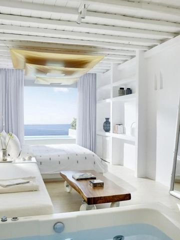 Zimmer mit Meerblick und großem Spiegel sowie moderner Einrichtung