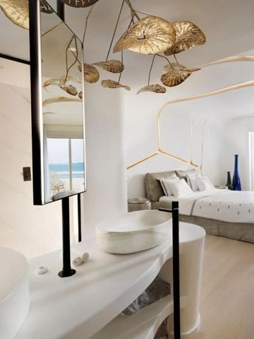 Luxuriöses Schlafzimmer mit Meerblick und stilvollen Details