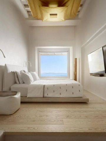 Modernes Zimmer mit großem Fenster und Panorama-Meerblick