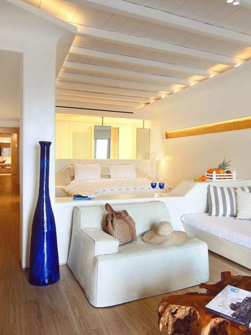 Helle Suite mit stilvollen Designelementen und Lounge-Bereich