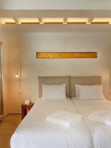 Zweibettzimmer mit schlichter Eleganz und dezenter Beleuchtung