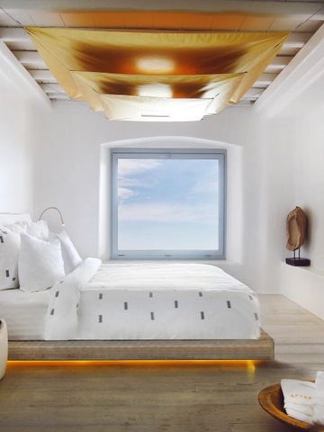 Geräumiges Zimmer mit großer Fensterfront und heller Einrichtung