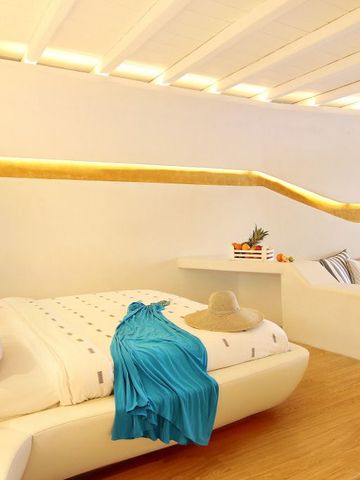 Elegantes Hotelzimmer mit luxuriösem Design und heller Beleuchtung
