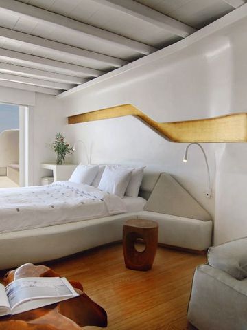 Modernes Hotelzimmer mit Meerblick und stilvollen Möbeln
