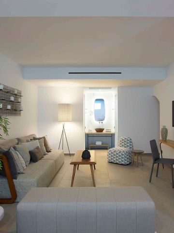 Wohnbereich in neutralen Tönen mit bequemer Couch und Dekorpflanzen