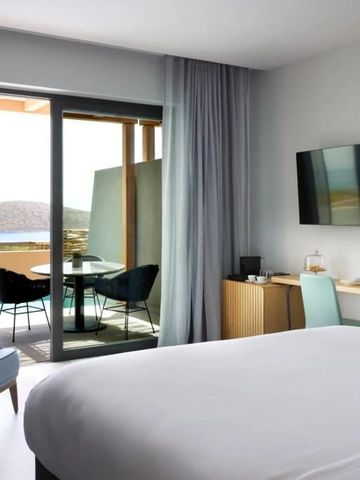 Helles Hotelzimmer mit Terrasse und Meerblick