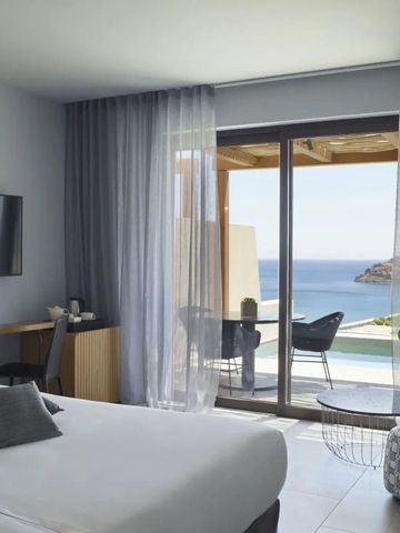 Hotelzimmer mit Panoramafenster und weitem Meerblick