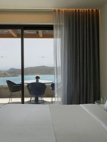 Luxuriöses Hotelzimmer mit Balkon und Meerblick im Cayo Exclusive Resort & Spa