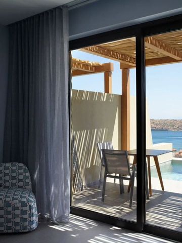 Eleganter Balkon mit Sitzbereich und Blick auf das Meer im Cayo Exclusive Resort & Spa