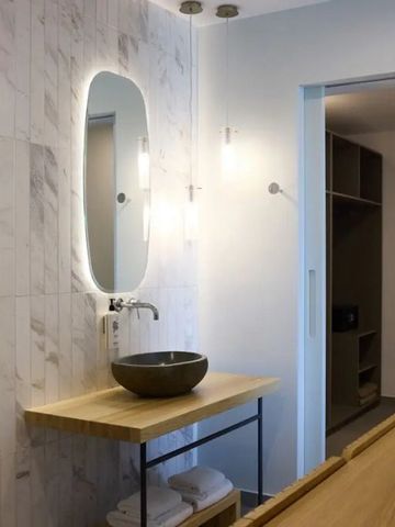 Badezimmer mit stilvollem Waschtisch und modernen Details im Cayo Exclusive Resort & Spa