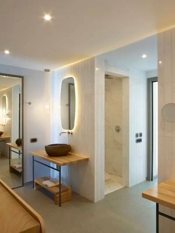 Elegantes Badezimmer mit stilvollen Spiegeln und Waschbecken