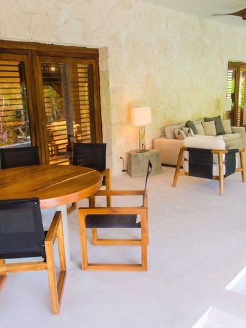 Geräumige Terrasse mit Esstisch und gemütlicher Sitzgruppe.
