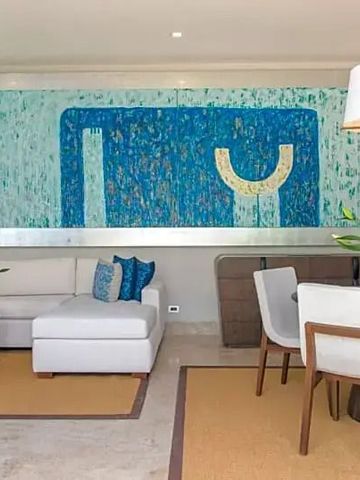 Moderne Hotellounge mit stilvoller Kunst an der Wand und eleganter Möblierung.