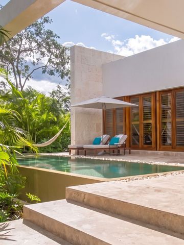 Privater Pool und Terrasse mit Liegestühlen in einer Villa bei Chable Yucatan