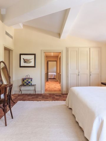 Geräumiges Zimmer mit Doppelbett und eleganten Möbeln im Château de Berne