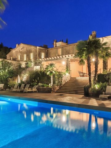 Château de Berne Außenansicht bei Nacht mit beleuchtetem Pool und Palmen