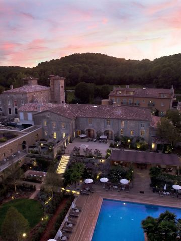 Luftaufnahme des Hotels Le Château de Berne bei Sonnenuntergang