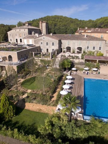 Hotelanlage mit Pool und Garten in der Sonne