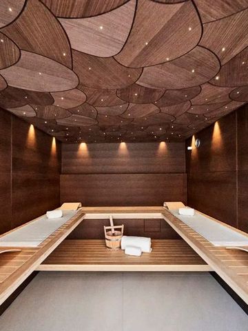 Elegante Sauna mit Holzwand- und Deckendesign und sanfter Beleuchtung