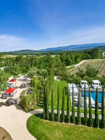 Mediterrane Gartenlandschaft mit Pool und Liegen unter blauem Himmel