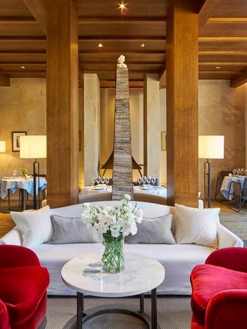 Warme Lobby mit eleganter Einrichtung und Blumenarrangement