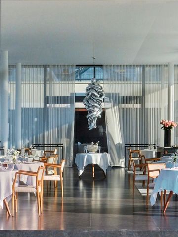 Elegantes Restaurant mit zeitgenössischem Design und gedeckten Tischen