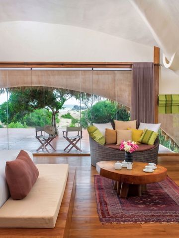 Geräumiges Hotelzimmer mit Blick auf Terrasse und Natur
