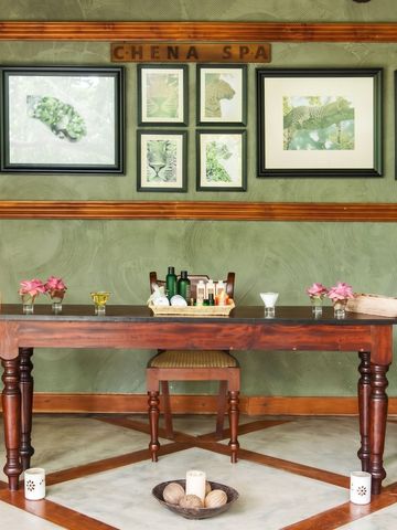 Spa-Bereich mit dekorativem Tisch und botanischen Akzenten