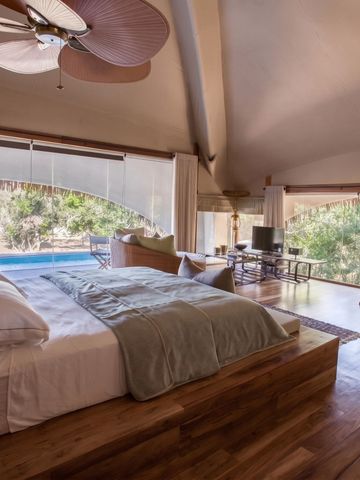 Luxuriöses Zimmer mit Holzboden und natürlichem Lichteinfall
