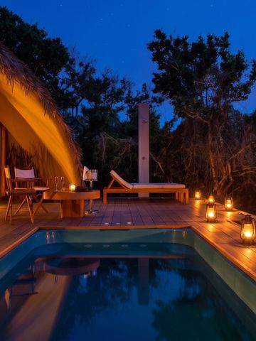 Terrasse mit privatem Pool und Liegestühlen bei Dämmerung am UGA Chena Huts.
