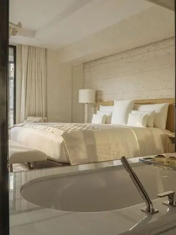 Luxuriöses Schlafzimmer mit Doppelbett und edler Einrichtung in harmonischen Farben.
