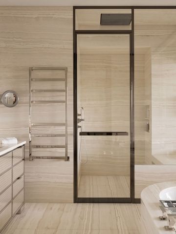 Modernes Badezimmer mit eleganter Einrichtung und großzügiger Glasdusche.