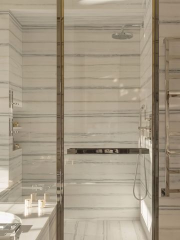 Exquisites Badezimmer mit großer Glasdusche und stilvollem Design.