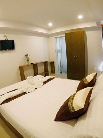 Komfortables Hotelzimmer mit minimalistischer Dekoration und zwei Kissen