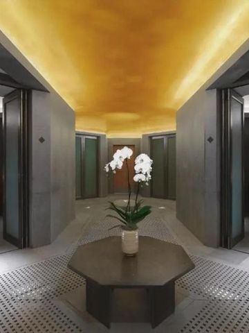Eleganter Spa-Eingangsbereich mit goldener Decke und Orchideen