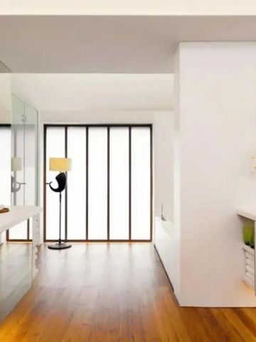 Modernes Badezimmer mit Holzfußboden und großen Spiegeln