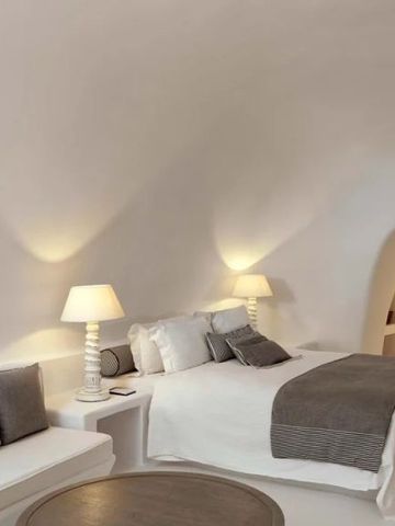 Helles Zimmer mit eleganter Beistelllampe und gemütlicher Sitzecke