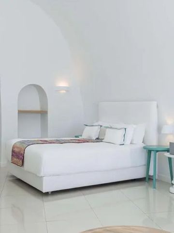 Modernes Zimmer in Weiß mit minimalistischer Ausstattung und Dekor